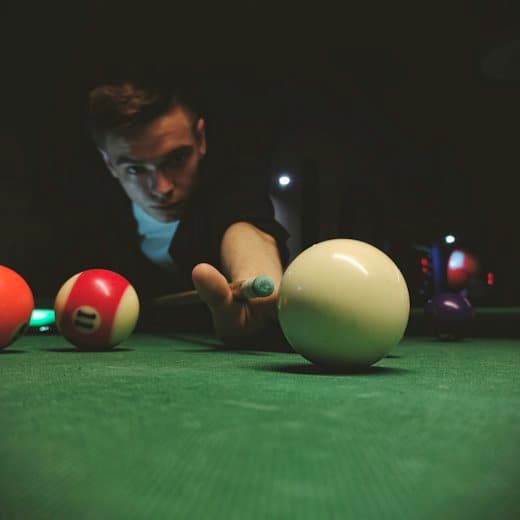Joueur de billard dans une salle de Douala